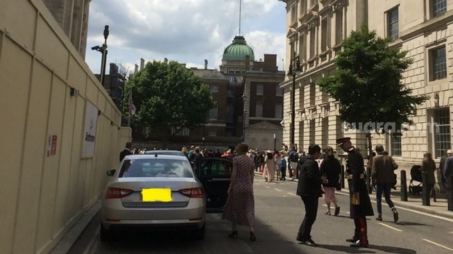 Parkir tepi jalan dekat Horse Guards dalam perayaan 70 tahun Sri Ratu Elizabeth II bertahta  [Suara.com/ukirsari-nicholas Ingram].