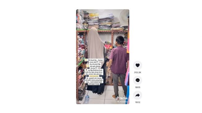 Aksi bocah beli kado buat ibunya bikin haru. [TikTok]
