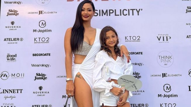 Indah Kalalo Tampil Seksi di Acara Fashion Show, Tato di Pangkal Paha Mengintip