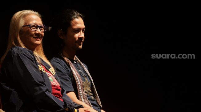 Pemain film Satria Dewa: Gatotkaca, Edward Akbar dan Yati Surachman ditemui saat konferensi pers film terbarunya di Epicentrum XXI, Jakarta, Senin (6/6/2022). [Suara.com/Angga Budhiyanto]