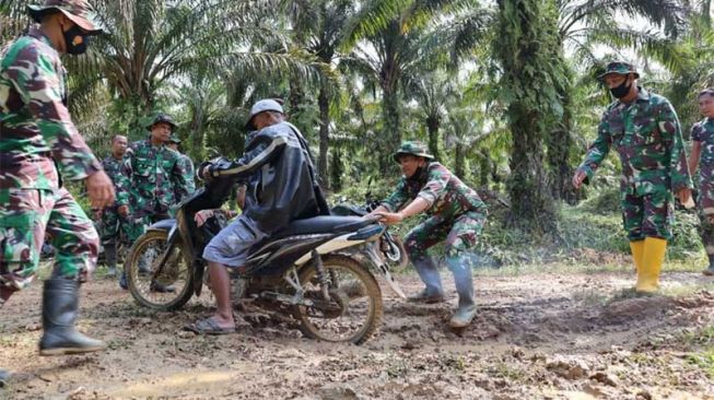 Kala Tentara 'Gempur' Jalan Berlumpur, Perbaiki Akses Masa Depan di Tanah Leluhur