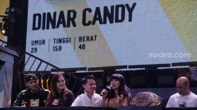 Penyanyi Dinar Candy (kedua kanan) memberikan keterangan saat konferensi pers jelang Holywings Sport Show di Holywings Gatsu Club V, Jakarta, Senin (6/6/2022). [Suara.com/Angga Budhiyanto]