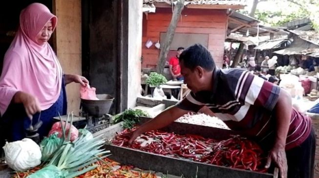 Seorang pedagang sayur di Pasar Grogolan, Kota Pekalongan sedang melayani pembeli, Senin (6/6/2022). (ANTARA/HO-Humas Kota Pekalongan)