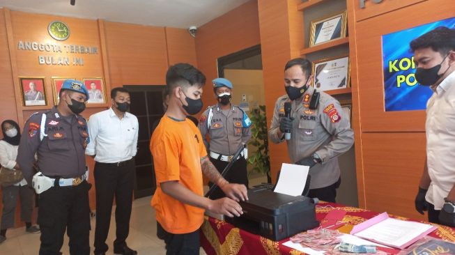Pemuda Ini Iseng Produksi Uang Palsu, Alat Printer Dibeli dari Hasil Jualan Minuman Keras