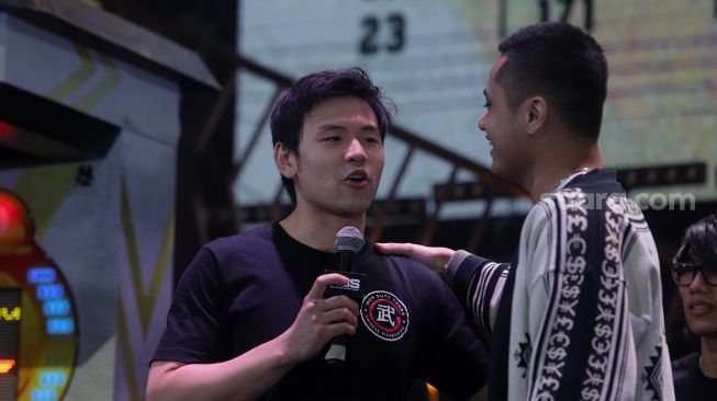 Nicholas Sean bersiap memberikan keterangan dalam konferensi pers jelang Holywings Sport Show di Holywings Gatsu Club V, Jakarta, Senin (6/6/2022). [Suara.com/Angga Budhiyanto]
