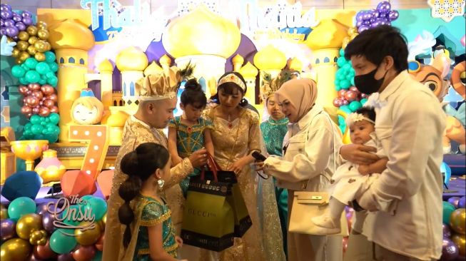 Potret ulang tahun Thalia dan Thania Putri Onsu (YouTube/The Onsu Family)