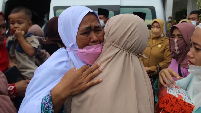 Seorang calon haji memeluk anggota keluarganya saat pelepasan keberangkatan di halaman Pemkab Jombang, Jawa Timur, Senin (6/6/2022). ANTARA FOTO/Syaiful Arif
