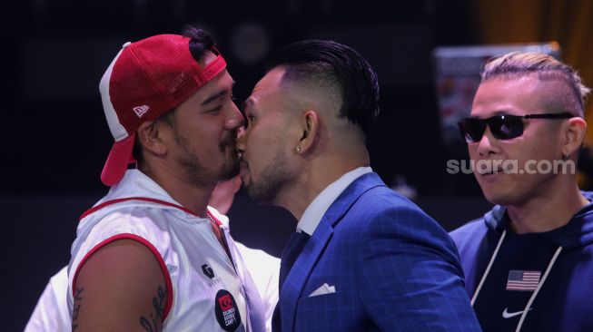 Pemeran Mario Lawalata dan Roy Ricardo berpose usai konferensi pers jelang Holywings Sport Show di Holywings Gatsu Club V, Jakarta, Senin (6/6/2022). [Suara.com/Angga Budhiyanto]