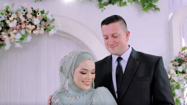 Perempuan asal Bengkulu menikah dengan pria bule Jerman (Instagram/ @zumratilll)