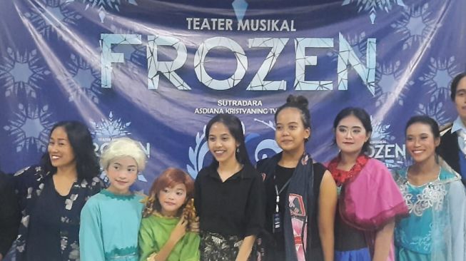 Asdiana Kristyaning Tyas dengan baju hitam (tengah) bersama aktor teater musikal Frozen. (Suara.com/Irwan Febri Rialdi)