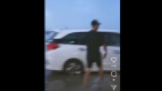 Viral, Sebuah Mobil Nyaris Tenggelam di Laut Saat Ditinggal Nonton Balapan