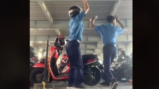 Aksi 2 pria berseragam manfaatkan Honda Scoopy untuk dugem (TikTok)