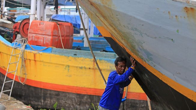 Nelayan menyandarkan kapal di dermaga perikanan Karangsong, Indramayu, Jawa Barat, Senin (6/6/2022).  ANTARA FOTO/Dedhez Anggara