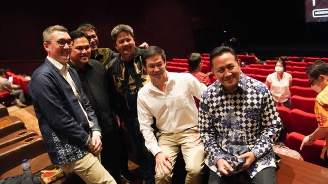 Erick Thohir dan Triawan Munaf usai nonton film Satria Dewa Gatotkaca di XXI Epicentrum, Kuningan, Jakarta Selatan, Senin (6/6/2022) malam. [dokumentasi pribadi]