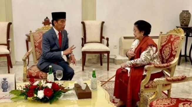 Presiden Jokowi Berbincang Empat Mata Dengan Megawati Soekarnoputri di Ruang Tunggu Istana Negara