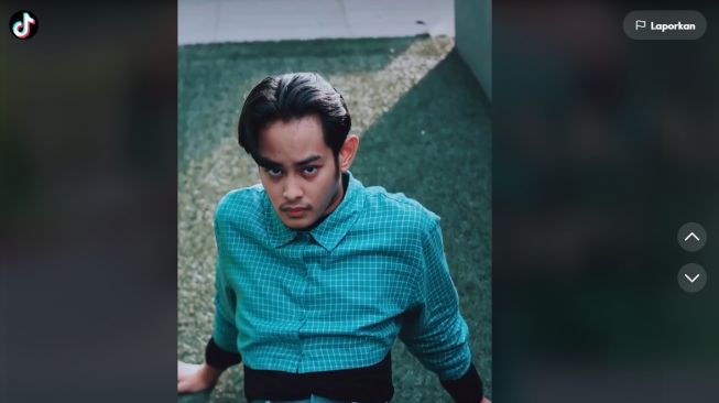 Tampil Stylish dengan Crop Top, Gaya Berpakaian Lelaki Ini Viral di Media Sosial