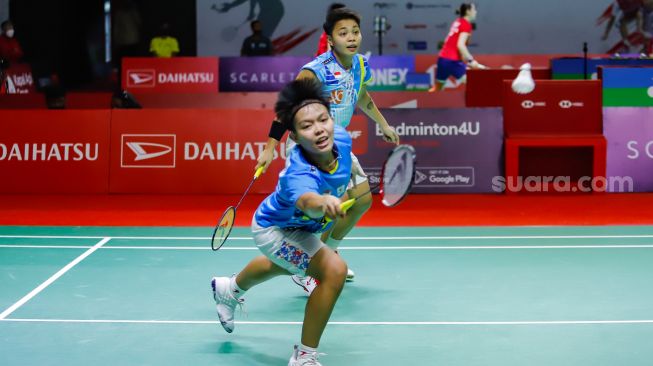 Pebulu tangkis ganda putri Indonesia Apriyani Rahayu dan Siti Fadia Silva Ramadhanti melakukan serangan kepada pebulu tangkis ganda putri Belanda Debora Jille dan Cheryl Seinen pada babak kualifikasi Daihatsu Indonesia Master 2022 di Istora Senayan,  Jakarta Pusat, Selasa (7/6/2022). [Suara.com/Alfian Winanto]