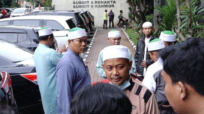 Sejumlah simpatisan Abdul Qadir Hasan Baraja mendatangi Polda Metro Jaya di Jakarta Selatan, Selasa (7/6/2022). [Suara.com/Yasir]