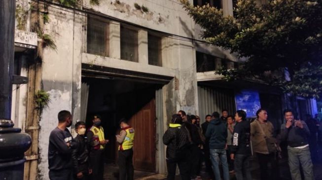 Kepolisian Bandung menemukan bahan peledak dan senjata api di bangunan di Jalan Asia Afrika Bandung. (Antara)