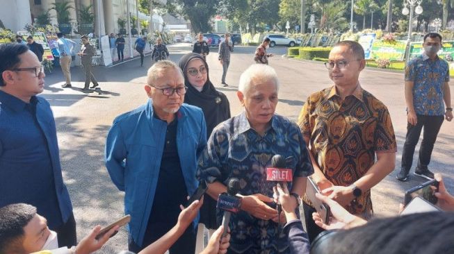 Majelis Pertimbangan Partai (MPP) PAN Hatta Rajasa didampingi Ketua Umum PAN Zulkifli Hasan, memberi keterangan kepada wartawan di Bandung, Selasa (7/6/2022) ANTARA/Ajat Sudrajat