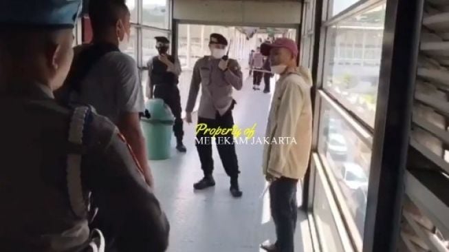 Viral Detik-Detik Polisi Bujuk Pencopet Berpisau untuk Menyerah di JPO Semanggi