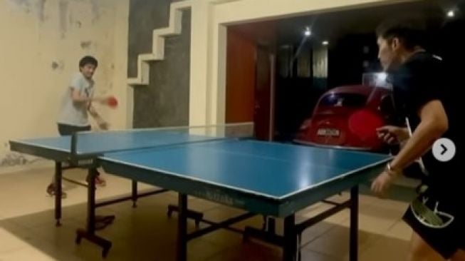 Desta Main Pingpong Bareng Duta Sheila On 7, Netizen: Lobi buat Jadi Drummer Baru