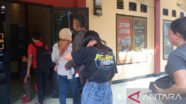 Beberapa wanita warga Kabupaten Sukabumi, Jabar yang merupakan korban TPPO usai dimintai keterangan oleh Unit PPA Satreskrim Polres Sukabumi terkait kasus perdagangan orang ke luar negeri. Antara/Aditya Rohman