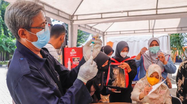 Petugas mengambil vaksin rabies di Kantor Kecamatan Duren Sawit, Jakarta Timur, Selasa (7/6/2022). [Suara.com/Alfian Winanto]