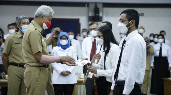 Ganjar Pranowo Angkat Ribuan Guru Honorer di Jateng Jadi PPPK