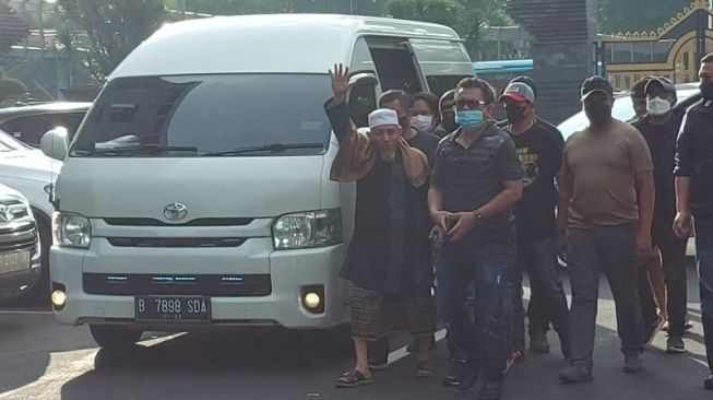 Pimpinan Khilafatul Muslimin Abdul Qadir Hasan Baraja saat tiba di Polda Metro Jaya, Selasa (7/6/2022). [ANTARA/Yogi Rachman]