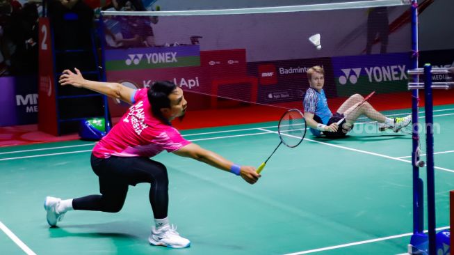 Pebulu tangkis ganda putra Indonesia Mohammad Ahsan dan Hendra Setiawan  melakukan serangan kepada pebulu tangkis ganda Denmark Jeppe Bay dan Lasse mohhede pada babak kualifikasi Daihatsu Indonesia Master 2022 di Istora Senayan,  Jakarta Pusat, Selasa (7/6/2022). [Suara.com/Alfian Winanto]