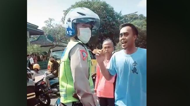 Video Viral Sopir Pikap Ajak Polisi Adu Jotos saat Ditilang: Kenapa yang Lain Tak Diberhentikan?