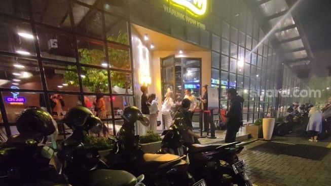 Suasana Kafe Wow di Pancoran, Jakarta Selatan, saat malam hari, Senin (6/6/2022) malam. [Suara.com/Yosea Arga Pramudita]