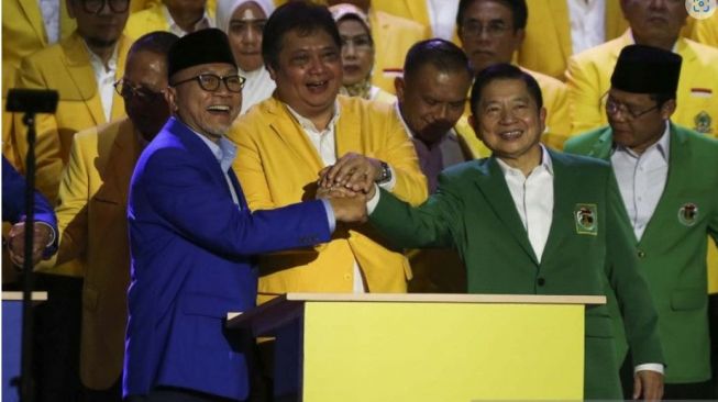 Ketua Umum Partai Golkar Airlangga Hartarto (tengah) bertumpu tangan dengan Ketua Umum PAN Zulkifli Hasan (kiri) dan Ketua Umum PPP Suharso Monoarfa (kanan) pada acara silaturahmi Koalisi Indonesia Bersatu (KIB) di Plataran Senayan, Jakarta, Sabtu (4/6/2022). [ANTARA FOTO/Rivan Awal Lingga/aww]