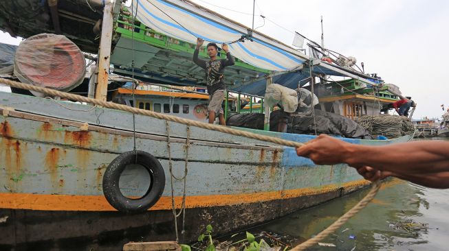 Nelayan menyandarkan kapal di dermaga perikanan Karangsong, Indramayu, Jawa Barat, Senin (6/6/2022).  ANTARA FOTO/Dedhez Anggara