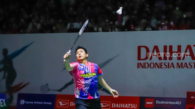 Pebulu tangkis ganda putra Indonesia Mohammad Ahsan dan Hendra Setiawan  melakukan serangan kepada pebulu tangkis ganda Denmark Jeppe Bay dan Lasse mohhede pada babak kualifikasi Daihatsu Indonesia Master 2022 di Istora Senayan,  Jakarta Pusat, Selasa (7/6/2022). [Suara.com/Alfian Winanto]