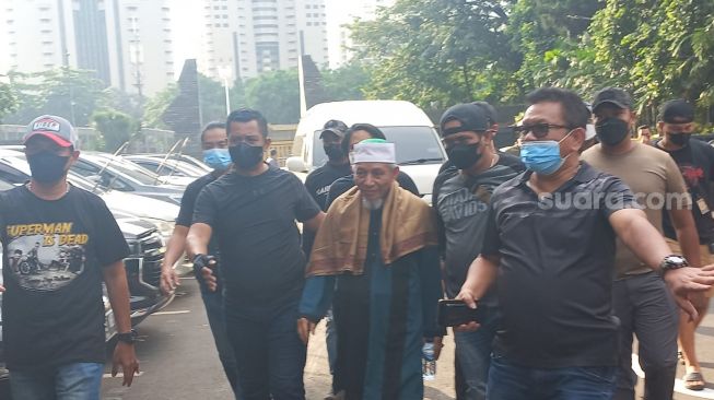 Pimpinan Khilafatul Muslimin, Abdul Qadir Hasan Baraja tiba di Polda Metro Jaya, Jakarta setelah ditangkap di Lampung. (Suara.com/M Yasir)