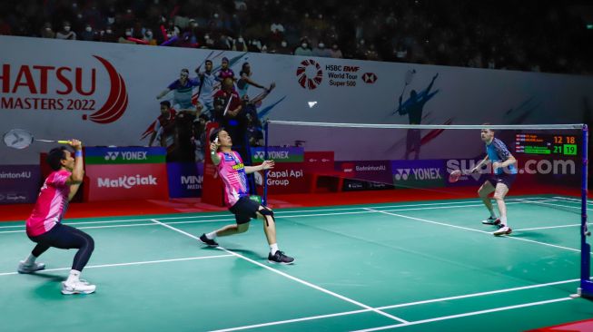 Pebulu tangkis ganda putra Indonesia Mohammad Ahsan dan Hendra Setiawan  melakukan serangan kepada pebulu tangkis ganda Denmark Jeppe Bay dan Lasse mohhede pada babak kualifikasi Daihatsu Indonesia Master 2022 di Istora Senayan,  Jakarta Pusat, Selasa (7/6/2022). [Suara.com/Alfian Winanto]