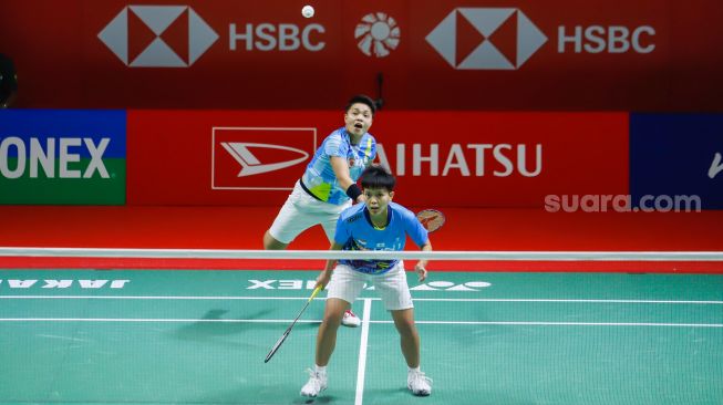 Pebulu tangkis ganda putri Indonesia Apriyani Rahayu dan Siti Fadia Silva Ramadhanti melakukan serangan kepada pebulu tangkis ganda putri Belanda Debora Jille dan Cheryl Seinen pada babak kualifikasi Daihatsu Indonesia Master 2022 di Istora Senayan,  Jakarta Pusat, Selasa (7/6/2022). [Suara.com/Alfian Winanto]