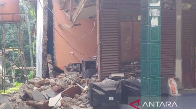 Rumah Warga di Palabuhanratu  Hancur Akibat Pergerakan Tanah