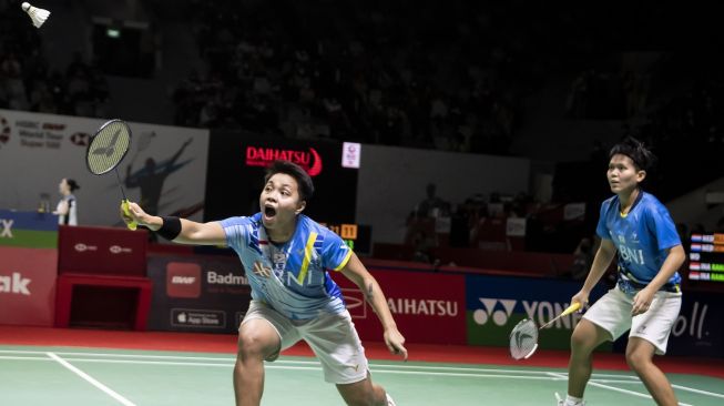 Pebulu tangkis ganda putri Indonesia Apriyani Rahayu (kiri) dan Siti Fadia Silva Ramadhanti (kanan) mengembalikan kok ke ganda putri Belanda Debora Jille/Cheryl Seinen pada babak kualifikasi Daihatsu Indonesia Masters 2022 di Istora Senayan, Jakarta, Selasa (7/6/2022). Pasangan Rahayu dan Ramadhanti menang dengan skor 21-12 dan 21-9. ANTARA FOTO/Muhammad Adimaja/foc.