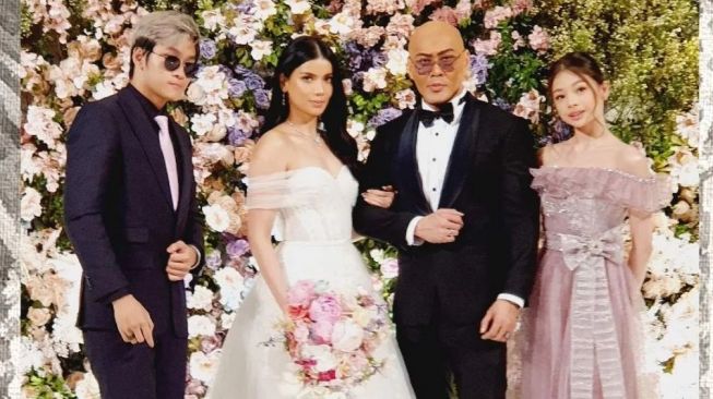 Deddy Corbuzier Malu Pakai Baju Pengantin Mirip Hyun Bin: Abis di Atas Rp1 Miliar