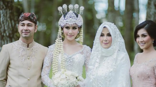 Potret Seleb Dampingi Anak Menikah (instagram/@syahnazs)