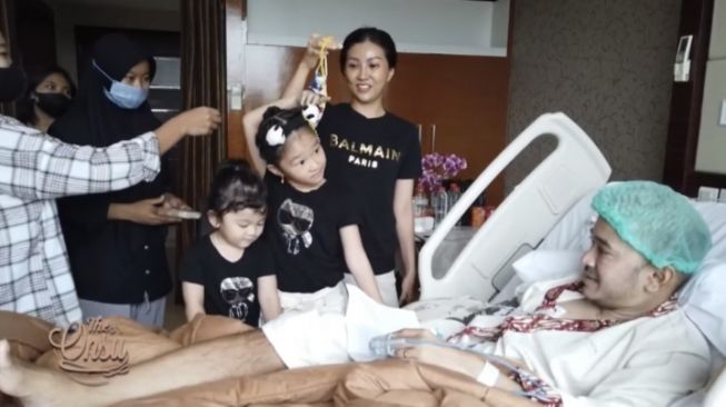 Momen Anak-Anak Jenguk Ruben Onsu di RS (YouTube/ TheOnsu)