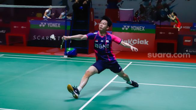 Pebulu tangkis ganda putra Indonesia Kevin Sanjaya melakukan serangan kepada pebulu tangkis ganda putra Prancis Christo Popov dan Toma Junior Popov pada babak kualifikasi Daihatsu Indonesia Master 2022 di Istora Senayan,  Jakarta Pusat, Selasa (7/6/2022). [Suara.com/Alfian Winanto]