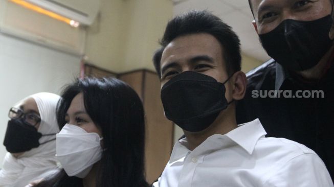 Terdakwa kasus pelanggaran Undang-Undang (UU) ITE Adam Deni (kedua kanan) bersiap mengikuti sidang lanjutan dengan agenda pembacaan nota pembelaan atau pledoi di Pengadilan Negeri Jakarta Pusat, Selasa (7/6/2022). [Suara.com/Angga Budhiyanto]
