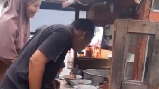 Pembeli Iseng Sampai Buat Pedagang Bakso Bingung, Warganet Ngakak