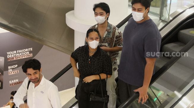 Model Tara Basro dan aktor Reza Rahadian bergegas usai menghadiri peresmian butik Tulola Jewelry di Senayan City, Jakarta, Rabu (8/6/2022). [Suara.com/Angga Budhiyanto]