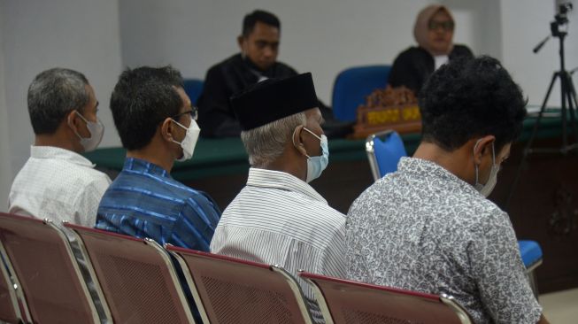 Terdakwa Kepala Bidang Pembibitan dan Produksi Dinas Peternakan Aceh, Alimin Hasan, berjalan menuju pintu keluar seusai sidang dengan agenda pembacaan putusan majelis hakim di Pengadilan Tipikor Banda Aceh, Aceh, Selasa (7/6/2022). [ANTARA FOTO/Ampelsa/foc]