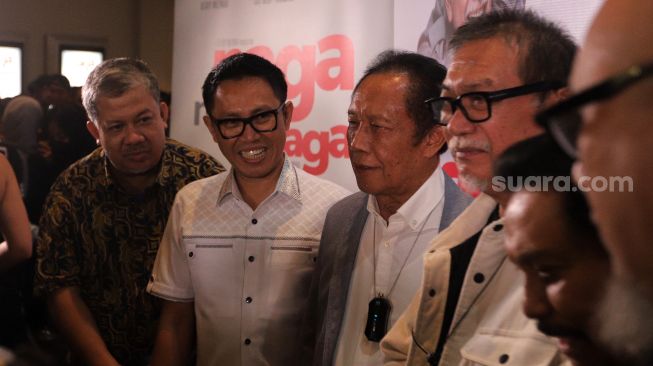 Sutradara sekaligus pemain film Naga Naga Naga, Deddy Mizwar (ketiga kanan), Eko Patrio (kedua kiri), Mantan Gubernur Daerah Khusus Ibukota Jakarta Sutiyoso (ketiga kiri), dan politikus Fahri Hamzah (kiri)  memberikan keterangan pers di Epicentrum XXI, Jakarta, Rabu (8/6/2022). [Suara.com/Angga Budhiyanto]